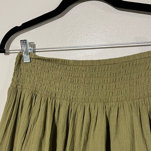 New York & Company Women’s Olive Green Skirt with Underlining. - Picture 3 of 9
